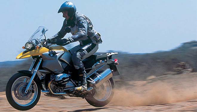 Video: Xem BMW R1200GS chinh phục cồn cát trắng ở Nam Phi - 1