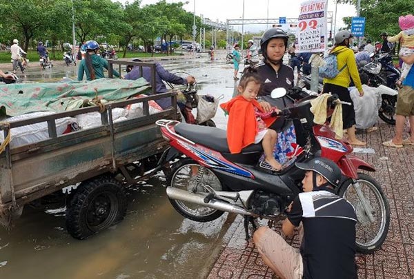 Sửa xe &#34;hốt bạc&#34; khi nhiều tuyến đường Sài Gòn thất thủ sau bão - 1