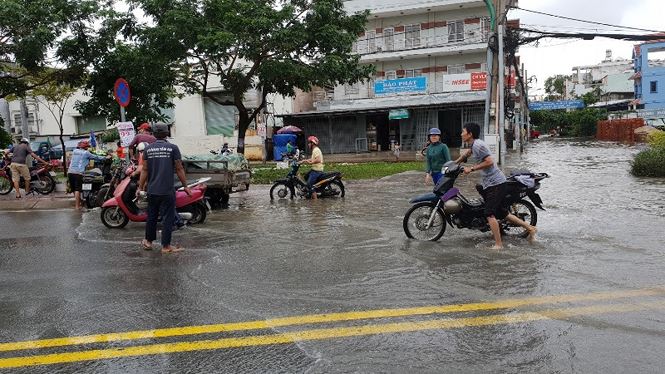 Sửa xe &#34;hốt bạc&#34; khi nhiều tuyến đường Sài Gòn thất thủ sau bão - 2