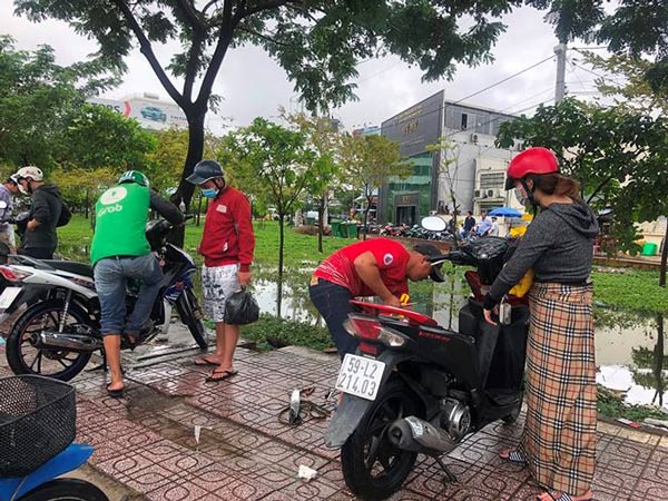 Sửa xe &#34;hốt bạc&#34; khi nhiều tuyến đường Sài Gòn thất thủ sau bão - 6