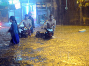 Tin tức trong ngày - Mưa lớn khủng khiếp hàng giờ, người Sài Gòn “bơi” trong biển nước sâu cả mét