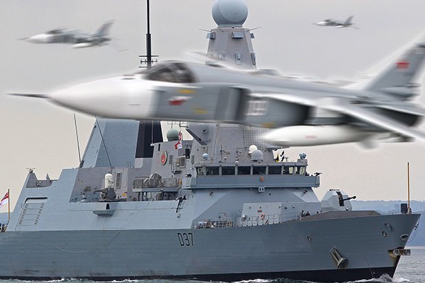 Tàu chiến Anh bị 17 chiến đấu cơ Nga áp sát, “gây hấn” gần Crimea - 1