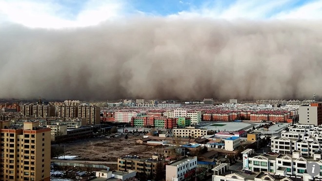 Thành phố Trung Quốc bị tường cát cao 100m “nuốt chửng” sau 5 phút - 1