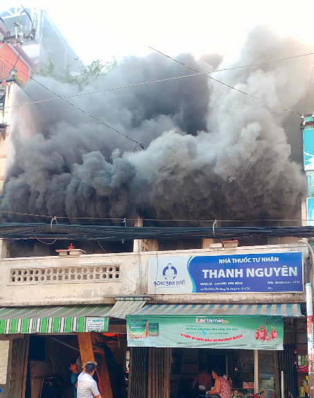 Nhà liền kề ở Sài Gòn cháy dữ dội, khói đen bốc lên cuồn cuộn - 1