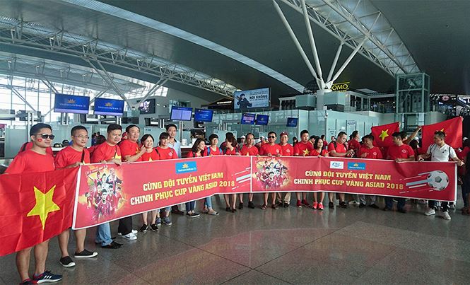 Bố trí máy bay riêng đưa người hâm mộ sang Philippines cổ vũ đội tuyển Việt Nam - 1