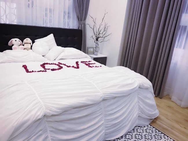 Phòng ngủ của cô với tông màu trắng tạo cảm giác bay bổng, lãng mạn.