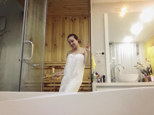 Vy Oanh chia sẻ hình ảnh phòng tắm lát gỗ, đầy đủ tiện nghi không kém khách sạn 5 sao.