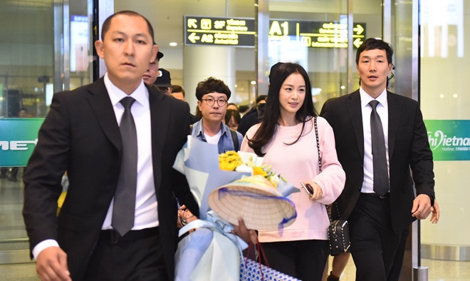 Vừa rời VN, Kim Tae Hee bị đòi trả khoản nợ 20 năm trước của nhà chồng - 1