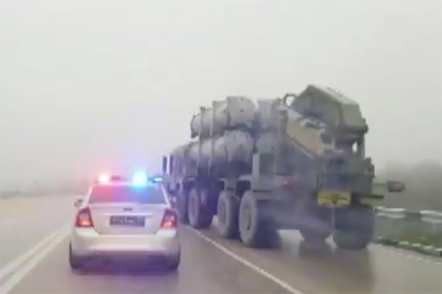 Nga bị tố rầm rộ đưa xe tăng, binh sĩ đến biên giới Ukraine - 1