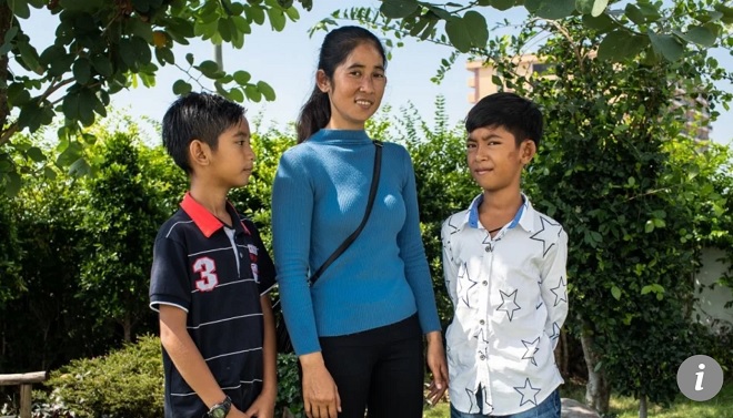 Cậu bé hàng rong Campuchia biết 16 ngôn ngữ sắp lần đầu xuất ngoại - 1