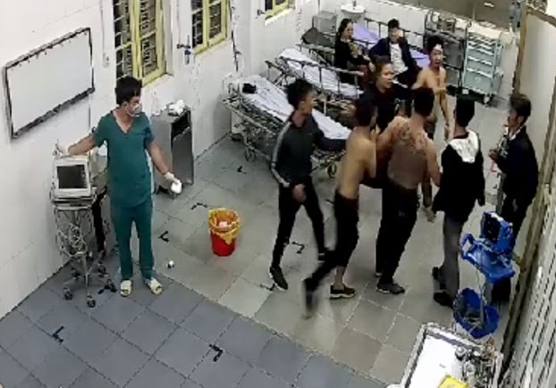 Lao vào khoa cấp cứu đánh bệnh nhân, đập phá bệnh viện - 1