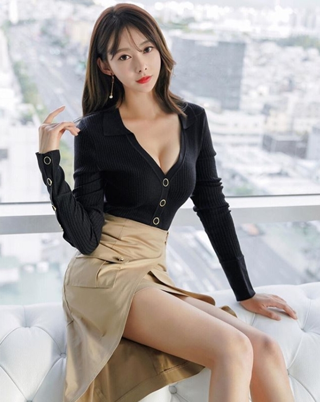 Mẫu Hàn Seo Hanbit nửa kín nửa hở với áo len cổ V và chân váy xẻ cao tít tắp. May mắn cho cô là không có bất cứ tình huống lộ hàng nào ở đây.