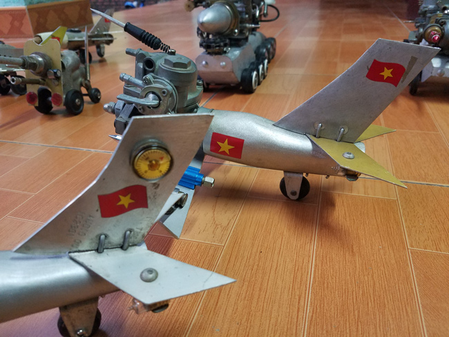 Để hoàn thành một mô hình xe tăng chiến đấu hay máy bay mini, ông Chiến mất khoảng 1,5 tháng.  Đến năm 2014 ông Chiến hoàn thiện bộ sưu tập của mình.