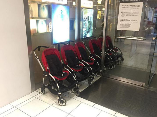 Trong các cửa hàng luôn có xe đẩy dành cho những người đi kèm với trẻ em nhưng không mang theo xe đẩy.
