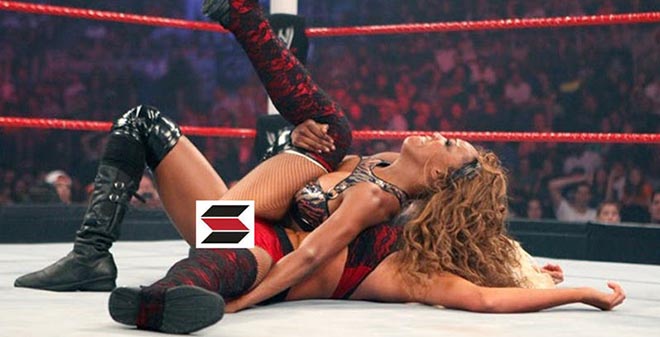 Đỏ mặt &#34;nữ thần&#34; WWE: Đánh quá hăng, hở điểm &#34;nhạy cảm&#34; - 1