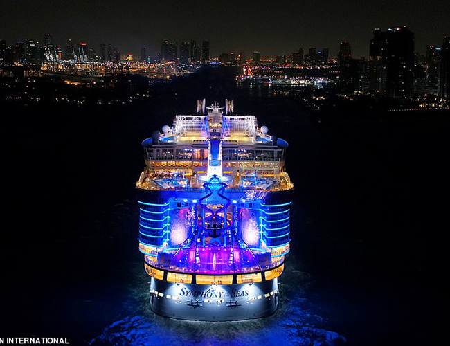 Con tàu du lịch lớn nhất thế giới đã ra mắt tại Mỹ và có tên là Symphony of the Seas