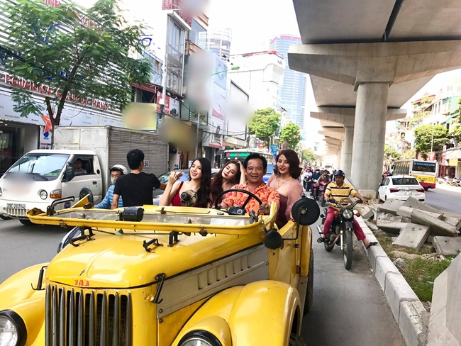 Mới đây, nghệ sĩ Quang Tèo thu hút sự chú ý khi xuất hiện trên chiếc xe màu vàng &#34;mui trần&#34; cùng 3 người đẹp trên đường phố Cầu Giấy &#40;Quận Cầu Giấy, Hà Nội&#41;. Được biết đây là hình ảnh hậu trường cho bộ phim hài sẽ ra mắt vào dịp Tết 2019.