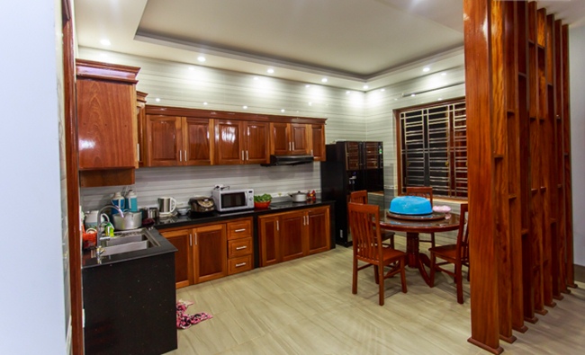 Phòng bếp ở tầng trệt với đầy đủ trang thiết bị nội thất hiện đại.