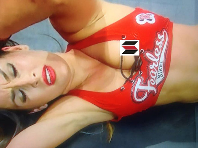“Đỏ mặt” thánh nữ WWE: Bị ăn đòn đau đớn trang phục còn “phản chủ” - 1