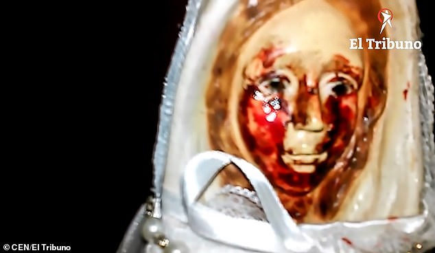 Video: Tượng Đức mẹ Maria lần thứ 38 “khóc ra máu” ở Argentina - 1