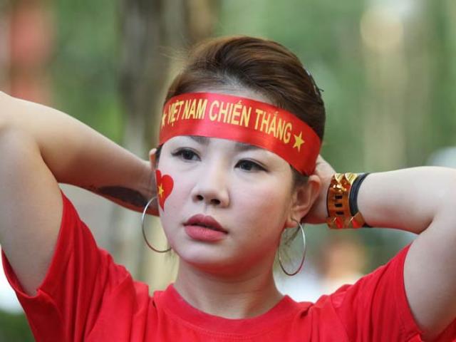 Fan nữ xinh đẹp Việt nô nức thổi lửa đại chiến Philippines