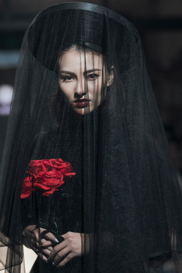 Hồng Quế hóa cô dâu ma, người mẫu mặc trong suốt trên sàn diễn Việt - 1