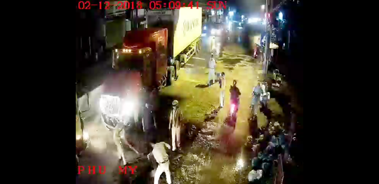 Dân ghi hình hàng chục CSGT quét dầu nhớt trên quốc lộ giữa đêm - 1