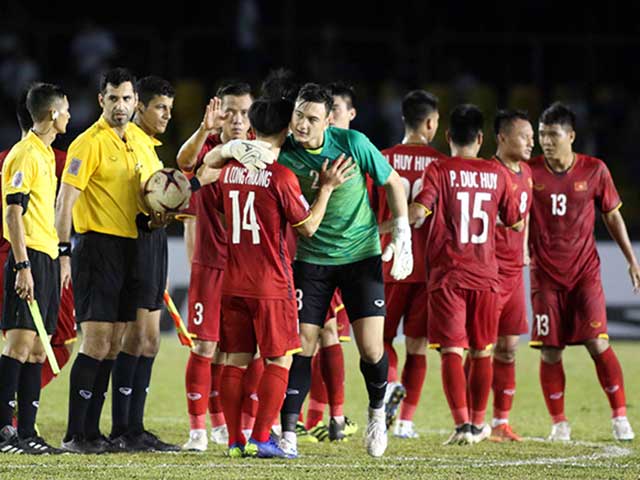 ĐT Việt Nam thắng lớn Philippines: Văn Đức ”đắt sô”, Công Phượng được an ủi