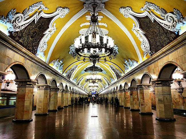 Đầu tiên, đó là những ga tàu điện ngầm, chúng rất đẹp được trạm trổ, trang trí như một bảo tàng, thậm chí một cung điện. Như trạm Komsomolskaya tại Moscow này, bạn có thể thấy trông nó giống như vừa được đưa thẳng ra khỏi một bộ phim cổ tích.