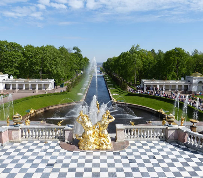 Cung điện Peterhof ở Saint Petersburg không phải là một cung điện duy nhất trên thế giới. Nhưng nó là cung điện ấn tượng nhất bởi kiến trúc rất hoa lệ và đặc biệt với các dinh thự và công viên như nằm trong một câu chuyện cổ tích. Mỗi năm cung điện này đón hàng nghìn lượt du khách đến tham quan.