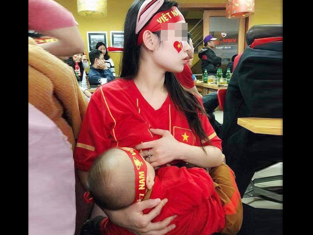 Nữ CĐV vừa cho con bú vừa cổ vũ tuyển Việt Nam “gây bão” dân mạng