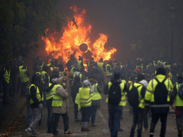 Bạo loạn “áo ghi-lê vàng”: Không còn nhận ra trung tâm Paris!