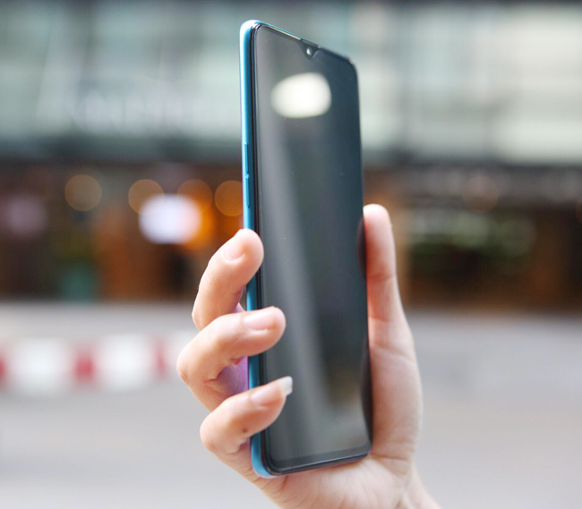 Ngoài ra, thay vì đặt cảm biến vân tay ở mặt lưng, OPPO R17 Pro đã được tích hợp tính năng này ngay dưới màn hình cảm ứng.