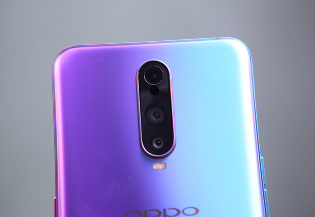 Chiếc điện thoại Oppo R17 Pro được trang bị chip xử lý Snapdragon 710 của Qualcomm, máy có đến 8 GB bộ nhớ RAM cùng với 128 GB bộ nhớ trong.