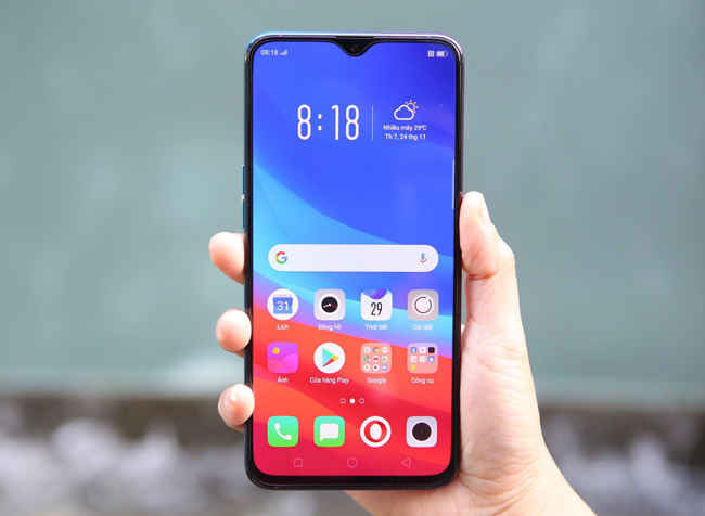 Màn hình sử dụng công nghệ màn hình AMOLED cho độ phân giải 1080p với notch nhỏ dạng giọt nước ở phía trên để chứa camera selfie 25 MP. Màn hình được nhúng cảm biến vân tay bên trong - một tính năng mới mẻ và hứa hẹn phổ biến trong tương lai.