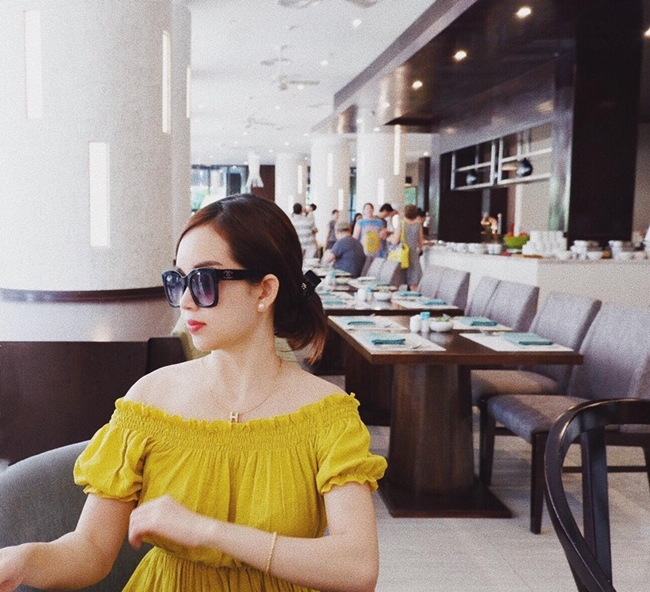Khánh Ly có cuộc sống sang chảnh, kinh tế ổn định. Khi rảnh rỗi, cô tự thưởng cho mình đi cà phê, tâm sự với bạn bè ở những địa điểm xa hoa.