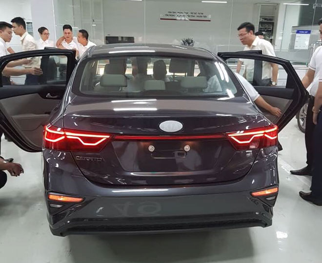 Kia Cerato 2019 tiếp tục lộ ảnh thực tế tại đại lý trước ngày ra mắt - 3