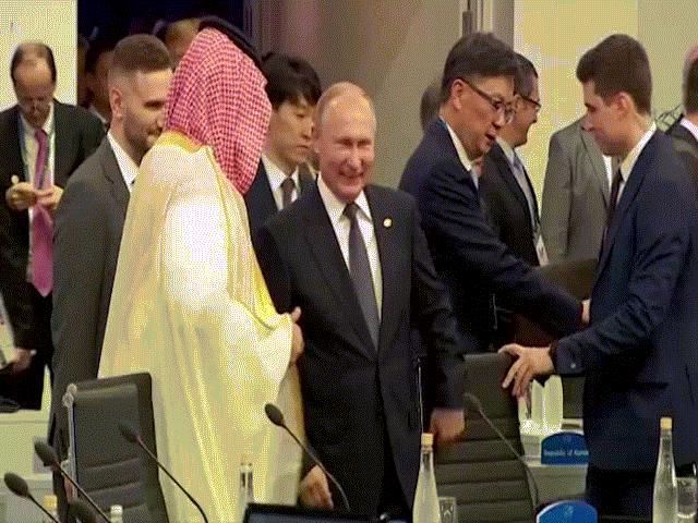 Nga giải thích màn “đập tay cao” của Putin với thái tử Ả Rập Saudi