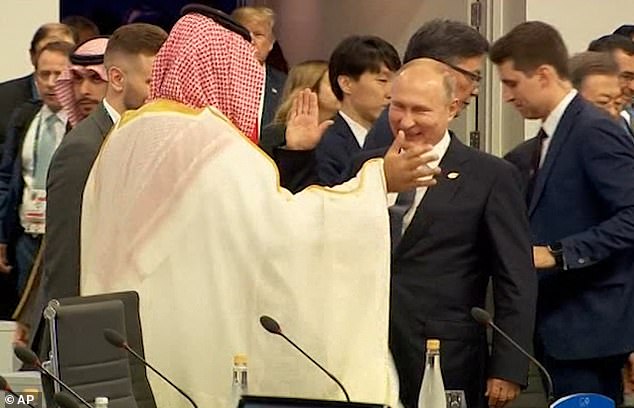 Nga giải thích màn “đập tay cao” của Putin với thái tử Ả Rập Saudi - 1