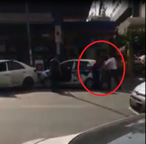 Nam thanh niên đập đầu tài xế taxi vào đuôi xe sau va chạm giao thông - 1