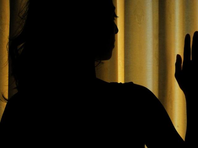 Mỹ: Đến nhà thầy giáo ở, bị vợ thầy cưỡng hiếp nhiều lần