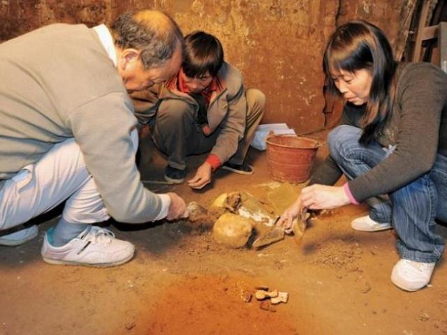 Phát hiện gây sốc bên trong ngôi mộ cổ 2000 năm tuổi