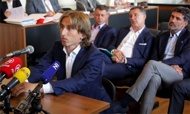 Bức xúc: Modric đoạt Quả bóng Vàng lập tức thoát án tù quê nhà - 2