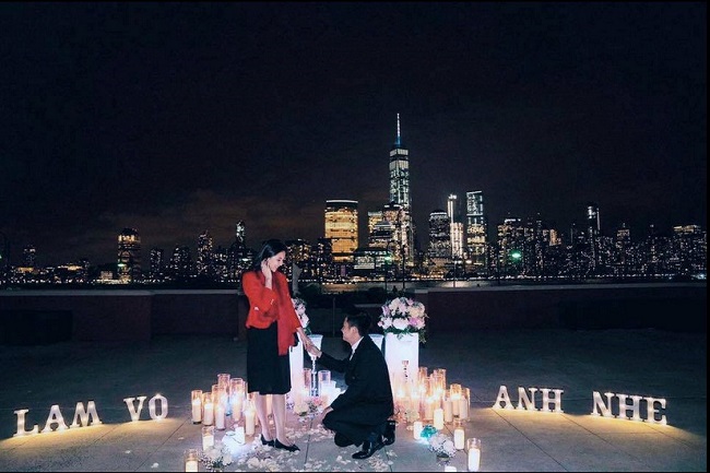 Tháng 5.2016, Mai Ngọc chia sẻ khoảnh khắc được bạn trai cầu hôn lãng mạn ở Neww York khiến nhiều người trầm trồ ngưỡng mộ. Đến lúc này, Mai Ngọc mới tiết lộ cô và bạn trai có mối tình kéo dài 10 năm.