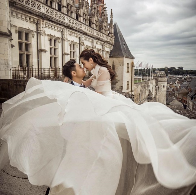 Đầu tháng 9.2016, cặp uyên ương thực hiện bộ ảnh cưới lãng mạn ở Pháp và Italy. Ngày 02.12.2016, Hoài Nam chính thức rước nàng về dinh trong không gian cưới sang trọng tràn ngập hoa tươi và bộ váy cưới được đầu tư tỉ mỉ với hơn 10.000 viên pha lê.