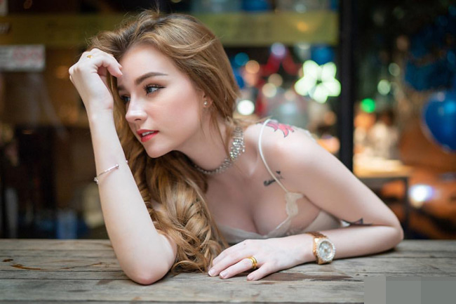 Vẫn cứ đẹp và gợi cảm thế này nên Jessie Vard chưa từng hết &#34;hot&#34;.&nbsp;