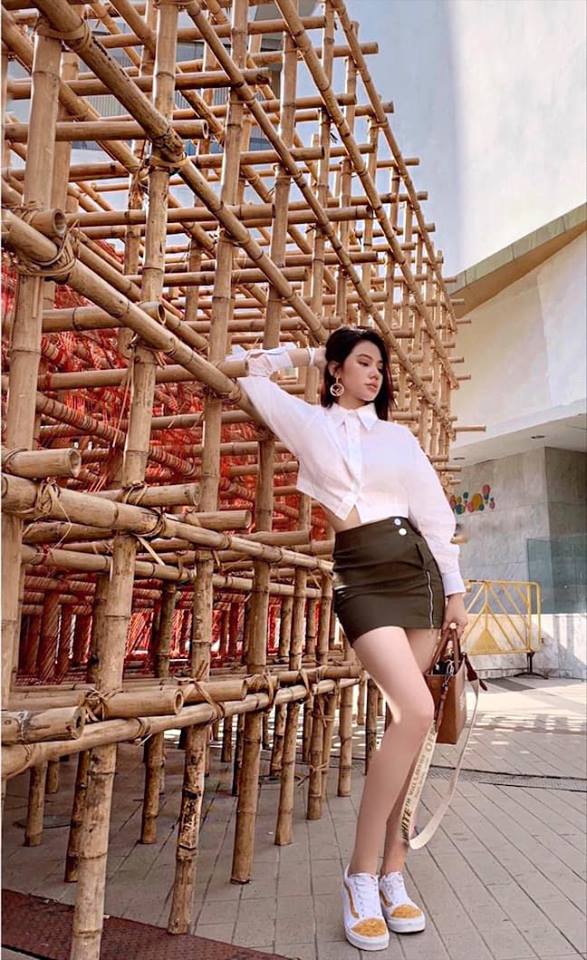 Hoa hậu Jolie Nguyễn lột xác thành &#34;nữ sinh&#34; nóng bỏng, khoe chân dài miên man - 1