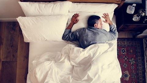 Chuyên gia châu Âu cảnh báo: Đêm ngủ nhiều dễ chết sớm - 1
