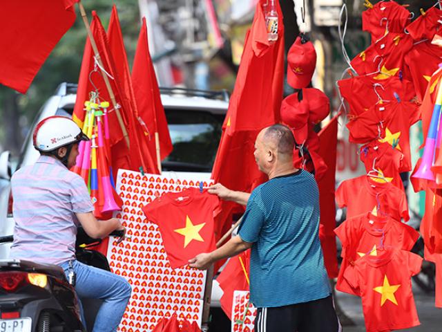 Phố phường Hà Nội ngập tràn cờ đỏ sao vàng trước trận Việt Nam - Philippines