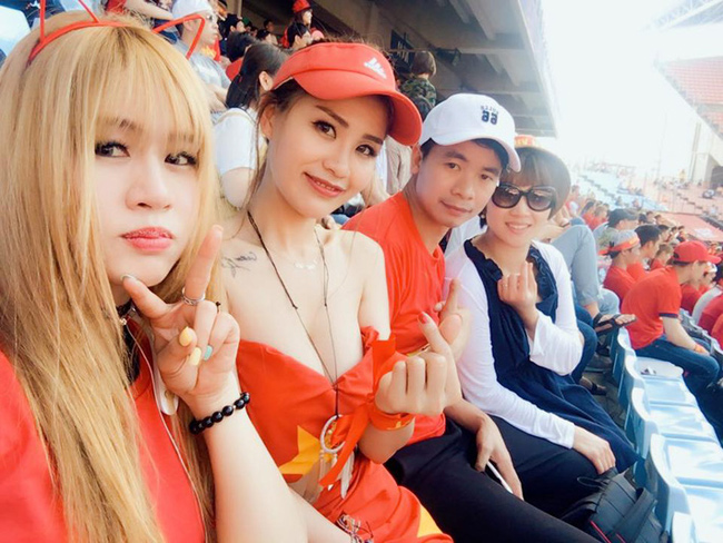 Hình ảnh cô nàng để lộ vài trần gợi cảm trên khán đài sân cỏ thu hút sự chú ý của đông đảo fan bóng đá Việt. 